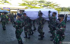 Jenazah Anggota TNI yang Meninggal di Papua Tiba di Ambon