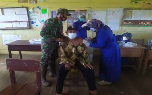 Babinsa Koramil Kuala Pembuang Pantau Vaksinasi Massal Lansia di Tanggul Harapan