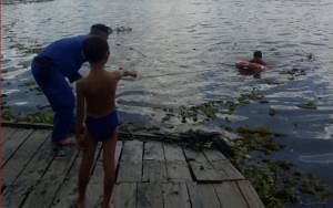 Polairud Polres Seruyan Kenalkan Alat Keselamatandan Teknik Berenang Kepada Anak Pesisir