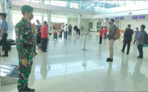 Kodim 1016 Palangka Raya Lakukan Pengamanan Penumpang di Bandara Tjilik Riwut