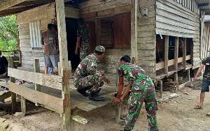 Personel Kodim 1017/Lmd Karya Bakti Bedah Rumah Tidak Layak Huni di Desa Bukit Indah