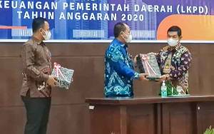 Bupati dan Ketua DPRD Barito Timur Terima Hasil Pemeriksaan BPK RI atas LKPD 2020