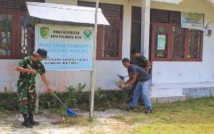 Warga dan TNI Gotong Royong Bersih Lingkungan Puskesmas Kelurahan Habaring Hurung