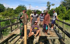 TNI Bersama Warga Perbaiki Jembatan Penghubung Desa Hurung Bunut