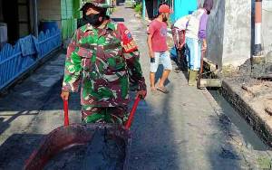 Cegah Banjir, Babinsa Madurejo Bersama Warga Gotong-Royong Bersihkan Parit