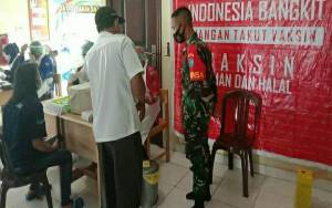 Babinsa Koramil Kapuas Murung Dampingi Pelaksanaan Vaksinasi Covid-19 di PKM Palangkau