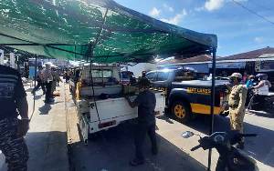 Petugas Datang, Pedagang Buah di Bahu Jalan Depan Pasar Indra Sari Kalang Kabut
