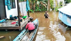 Babinsa Koramil Montallat Salurkan Bantuan Warga Terdampak Banjir