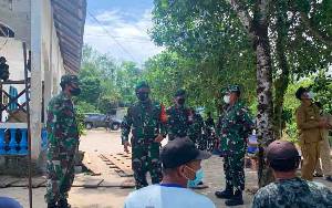 TNI Bersama Warga Rehap Masjid di Kelurahan Banturung