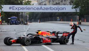 Verstappen Tak Senang dengan Penjelasan Pirelli Soal Pecah Ban di Baku
