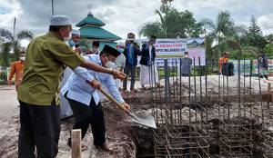 Plt Sekda Kalteng Sumbang 200 Sak Semen Dukung Renovasi Masjid Salahuddin UPR