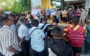 Puluhan Peserta Tes Bintara Polri Mengadu ke DPRP Papua Barat