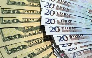 Dolar Menguat, Sementara Euro Merosot di Tengah Ketidakpastian Ukraina