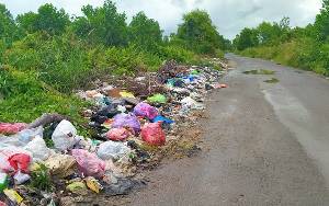 Jalan MT Haryono Barat Sampit Jadi Tempat Pembuangan Sampah