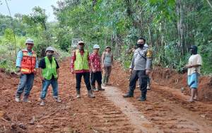 Pemdes Apar Batu Barito Timur Buka Akses Jalan ke Dusun Gunung Karasik