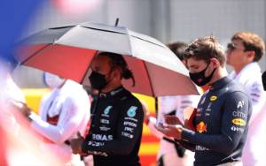 Bos Mercedes Bela Hamilton Dalam Tabrakan Kontroversial di Silverstone