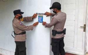 Polisi Tempel Stiker di Rumah Pasien Covid-19 Laksanakan Isolasi Mandiri