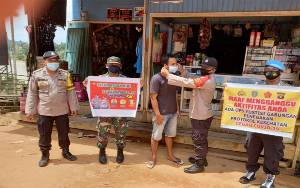 Operasi Yustisi TNI Polri di Tumbang Hiran dengan Bagikan Masker