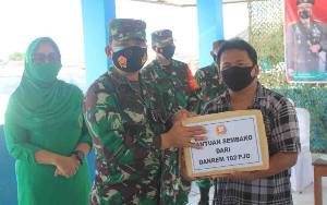 TNI AD Salurkan Bansos Untuk Warga Terdampak Covid-19 di Palangka Raya