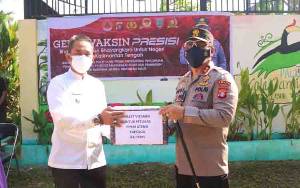 Polda Kalteng Bagikan Ratusan Paket Sembako dan Masker