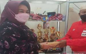 Anggota DPR Tina Nur Alam Serahkan Hadiah Rp 100 Juta untuk Apriyani