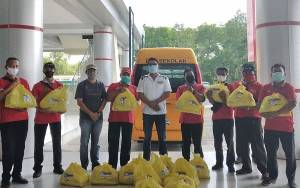 Sopir Taksi dan Portir Bandara Tjilik Riwut Dapat Bantuan Sembako Dari Wali Kota