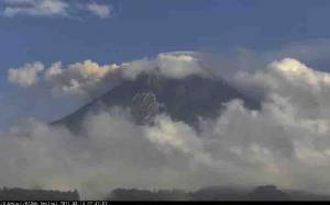 Gunung Merapi Luncurkan Awan Panas Guguran Sejauh 2 Kilometer