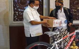 Presiden Beri Hadiah Sepeda untuk Pejalan Kaki Wonosobo-Jakarta