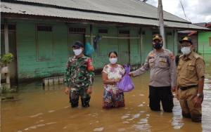 Polsek Marikit Salurkan Bantuan Sembako kepada Warga Terdampak Banjir