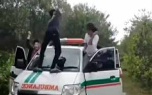 Beredar Video Sekelompok Pemuda Berjoget di Mobil Ambulans Desa