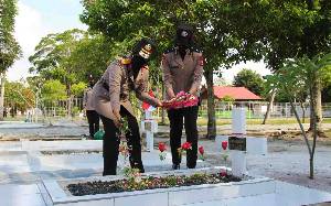 Polda Kalteng Ziarah ke Makam Pahlawan Peringati HUT Polwan Ke-73