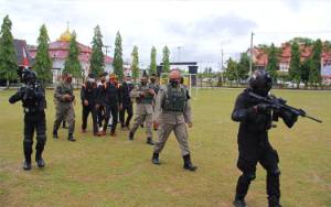 Personel Brimob Polda Kalteng Gelar Simulasi Pengawalan VVIP PON Papua