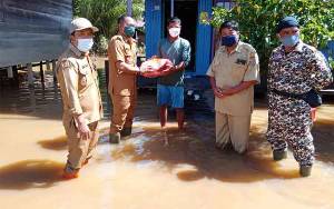Camat Katingan Tengah Bagikan Sembako Warga Terdampak Banjir