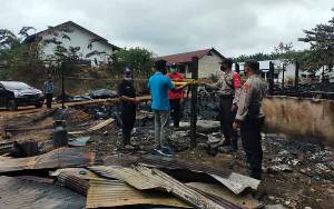 Barak 10 Pintu Milik Perusahan Sawit di Desa Barunang Miri Terbakar