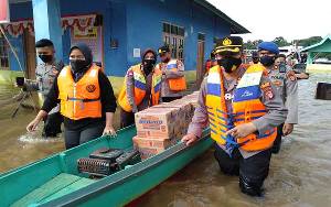 Kapolres Katingan Salurkan Bantuan Sembako Kapolda Kalteng untuk Korban Banjir