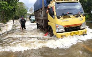 Banjir Tambah Parah, Kapolres Katingan Imbau Pengendara Urungkan Melintas Jalan Trans Kalimantan