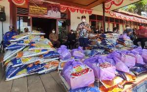 Pemprov Kalteng dan Pemkab Kotim Berikan 3.000 Paket Sembako Masyarakat Terdampak Banjir