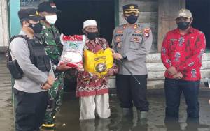 Kapolres Seruyan Serahkan Bantuan Korban Terdampak Banjir
