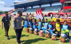 Kapolda Kalteng Sumbang Pakaian Olahraga Atlet Voli dan Sepak Bola Putri