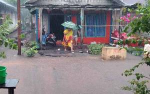 Debit Air Meningkat, Jalan dan Rumah Warga Kelurahan Marang Terendam
