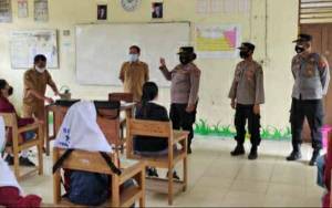 Kapolsek Kapuas Hilir Monitoring Pelaksanaan PTMT di Sekolah