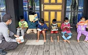 Anak-anak Antusias Membaca Buku Disediakan Polsek Kapuas Timur Lewat Program Bajaka