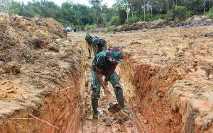 Satgas TMMD Buat Parit Pada Akses Jalan Utama di Desa Kampuri