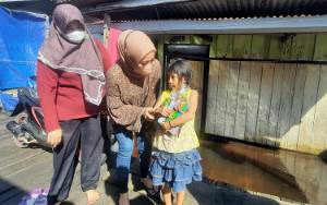 Anggota DPRD Kobar Bagi Bingkisan untuk Anak Korban Banjir