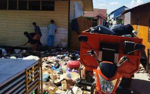 Sampah Mengapung di Lokasi Banjir Diangkut Petugas DLH Palangka Raya