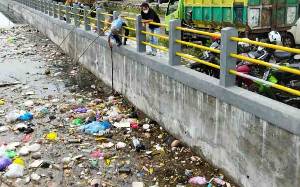 Ketua Komisi B DPRD Palangka Raya Ajak Warga Rutin Bersihkan Drainase