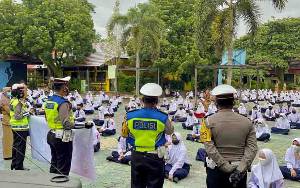 Satlantas Polres Kobar Kampanyekan Tertib Lalu Lintas dan Disiplin Prokes Dor to Door ke Sekolah