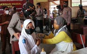Wakapolda Kalteng Tinjau Vaksinasi Covid-19 di SMKN 3 Kuala Kapuas