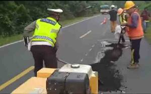 Anggota Satlantas Polres Katingan Bantu Dinas PU Perbaiki Jalan Berlubang Pascabanjir