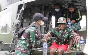Evakuasi Guru dan Warga Kiwirok Gunakan Helikopter TNI AD